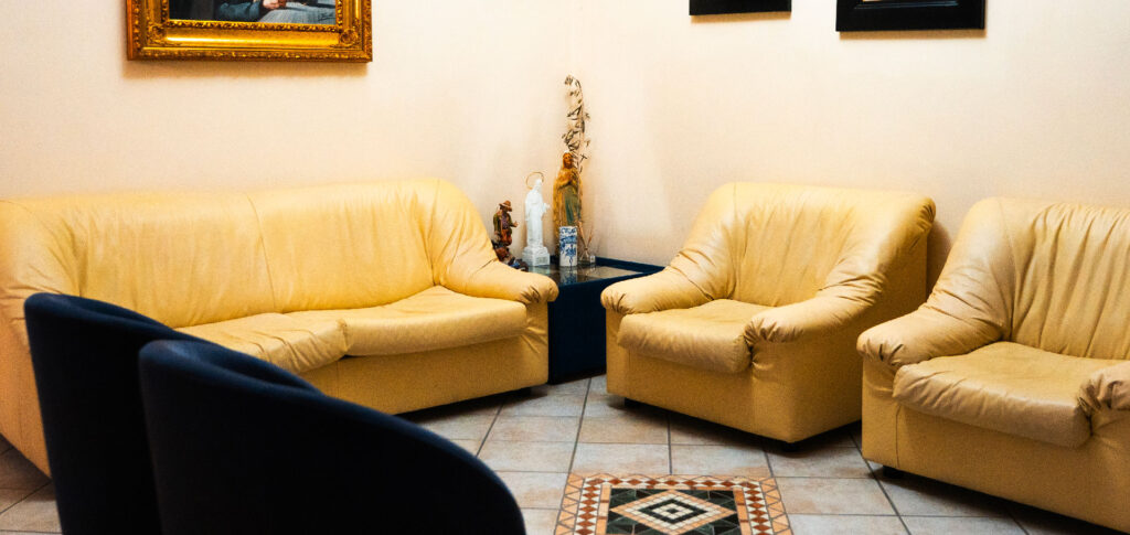 sala d attesa studio legale visone 1 - Lo studio Legale Visone - Studio Legale Visone